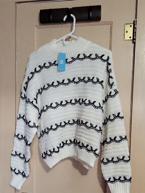 White Barbed Wire Striped Mockneck Sweater NWT Cupshe - M